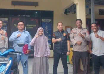 Kapolsek Pamarayan AKP Yusuf Ependi, menyerahkan satu unit sepeda motor Honda Beat kepada Ulfa (30), warga Kecamatan Petir, Kabupaten Serang, Kamis (2/4/2026). (ISTIMEWA)
