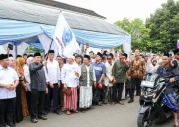 MELEPAS SANTRI : Wakil Gubernur Banten Achmad Dimyati Natakusumah (memegang bendera) bersama tokoh agama dan pengurus HIMASAL Provinsi Banten melepas ribuan santri menuju Ponpes Lirboyo. (ISTIMEWA)