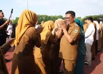 BERSALAMAN : Gubernur Banten Andra Soni bersalaman dengan para pegawai Pemprov Banten beberapa waktu lalu. Selama sepekan terakhir, Pemprov Banten terus mengingatkan pegawai melakukan penghematan energi dan menyampaikan pemberlakuan WFH sekali dalam sepekan. (ISTIMEWA)