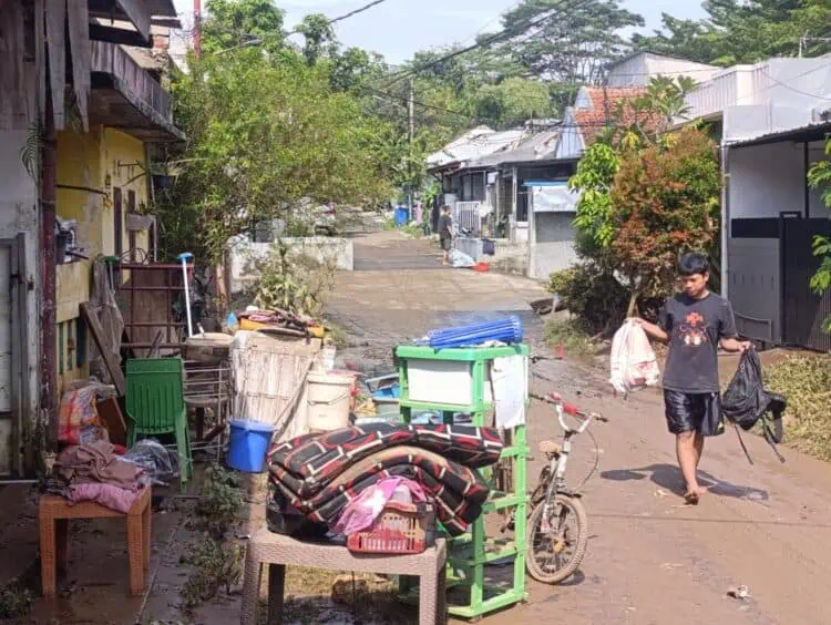 Banjir Surut, Warga CPS 2 Tangsel Berjibaku Bersihkan Lumpur dari Rumah