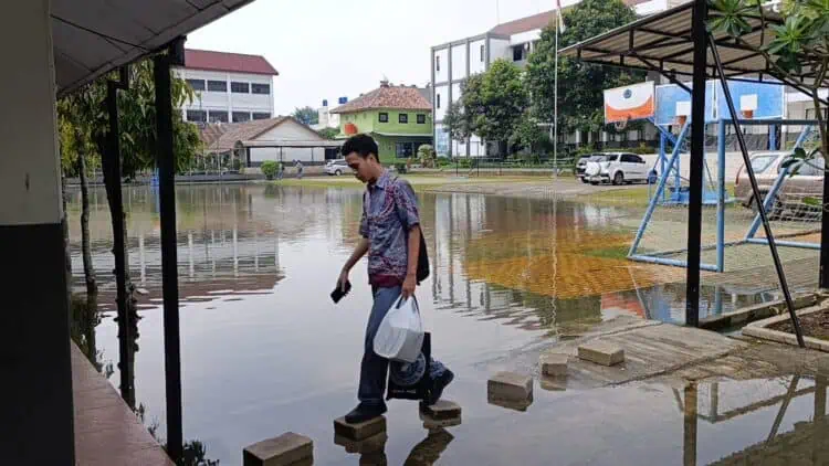 Hampir Lima Bulan Halaman SMAN 4 Tangsel Tergenang Air