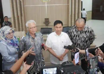 MENYAMPAIKAN KETERANGAN : Wakil Gubernur (Wagub) Banten Achmad Dimyati Natakusumah, bersama rombongan dari Malaysia menyampaikan keterangan kepada wartawan. (ADIB FAHRI/SATELITNEWS.COM)