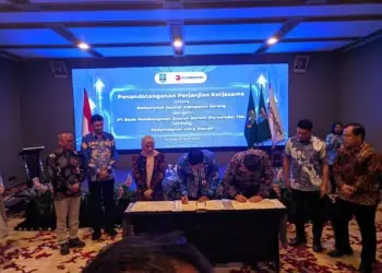 Bupati Serang Ratu Rahmatuzakiyah, menandatangani perjanjian kerjasama pemindahan RKUD Pemkab Serang ke Bank Banten, Kamis (9/4/2026). (SIDIK/SATELITNEWS.COM)
