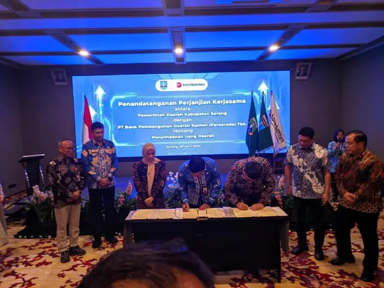 Bupati Serang Ratu Rahmatuzakiyah, menandatangani perjanjian kerjasama pemindahan RKUD Pemkab Serang ke Bank Banten, Kamis (9/4/2026). (SIDIK/SATELITNEWS.COM)