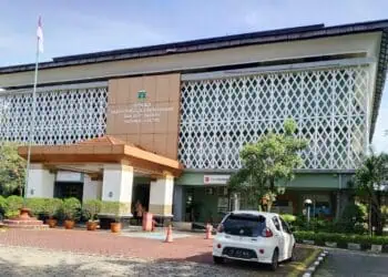 LENGANG : Parkiran kantor BPKAD Provinsi Banten lengang, Jumat (10/4/2026. Kondisi itu terjadi karena banyak pegawai yang melakukan WFH. (ADIB FAHRI/SATELITNEWS.COM)