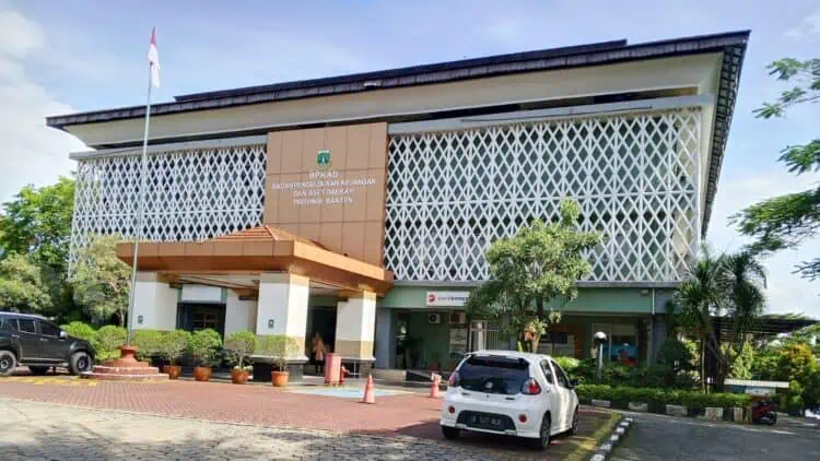 LENGANG : Parkiran kantor BPKAD Provinsi Banten lengang, Jumat (10/4/2026. Kondisi itu terjadi karena banyak pegawai yang melakukan WFH. (ADIB FAHRI/SATELITNEWS.COM)
