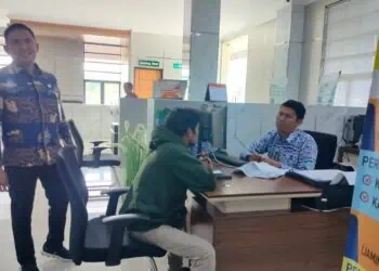 Sejumlah masyarakat, tengah melakukan pelayanan reaktivasi BPJS PBI, belum lama ini. (DOKUMEN/SATELITNEWS.COM)