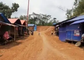 HUNTARA : Sejumlah warga Lebak Gedong yang menjadi korban bencana alam tinggal di hunian sementara (Huntara). Rencananya, dilokasi itu akan dibangun Huntap ditahun 2026, dan diperuntukan bagi korban bencana banjir dan longsor. (DOKUMEN/SATELITNEWS.COM)