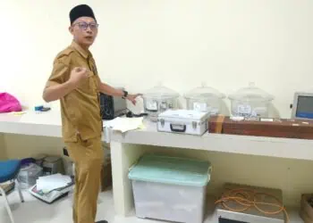 Plt Kepala UPT Metrologi Aat Andriatna, saat menunjukan peralatan tera di kantornya. (SIDIK/SATELITNEWS.COM)