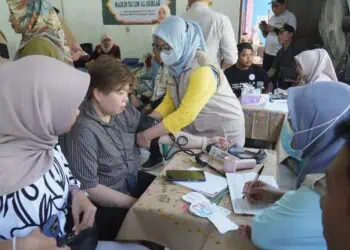 BAKSOS - Bupati Pandeglang Raden Dewi Setiani, menghadiri kegiatan Baksos di Kecamatan Labuan, Selasa (14/4/2026). (ISTIMEWA)