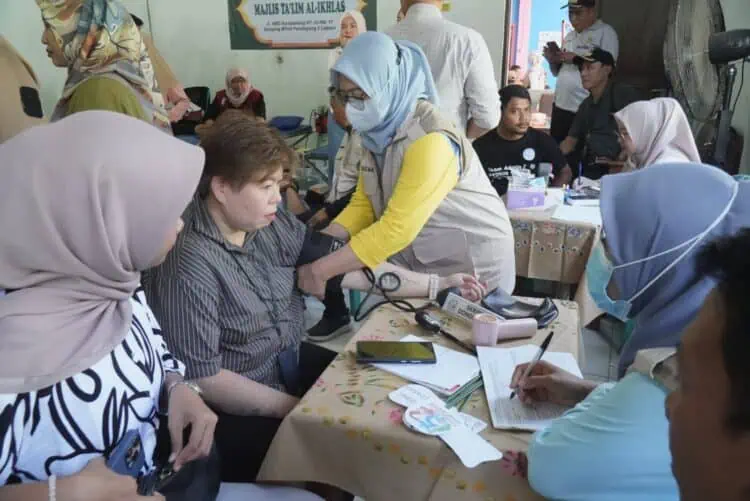 BAKSOS - Bupati Pandeglang Raden Dewi Setiani, menghadiri kegiatan Baksos di Kecamatan Labuan, Selasa (14/4/2026). (ISTIMEWA)