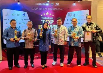 RAIH PENGHARGAAN - Bupati Serang Ratu Rachmatuzakiyah, PT BPR Serang dan PDAM, meraih Top BUMD Award 2026. (ISTIMEWA)