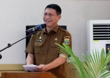 MENYAMPAIKAN ARAHAN : Sekda Banten Deden Apriandhi menyampaikan arahan diacara rakor pengelolaan keuangan dan aset dengan BPKAD se provinsi Banten. (ISTIMEWA)