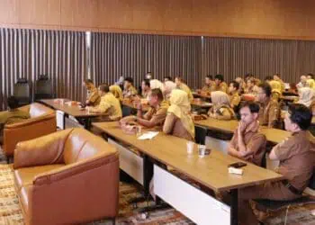 LAKUKAN MONEV : KI Banten bersama puluhan pegawai OPD Pemprov Banten, melakukan Monev.l, Rabu (15/4/2026). (ADIB FAHRI/SATELITNEWS.COM)