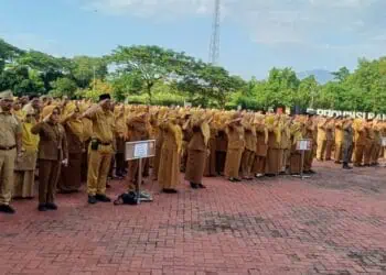 APEL PAGI : Ratusan pegawai Pemprov Banten melaksanakan apel pagi. Pengamat kebijakan publik menilai, selama ini masih banyak program kerja tidak bermanfaat di OPD tetap dibuat dan dilaksanakan. (ISTIMEWA)