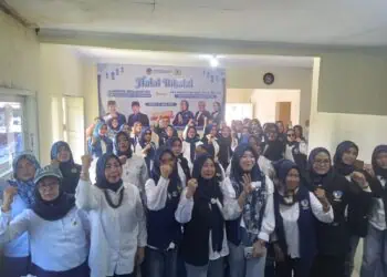 Jajaran pengurus dan anggota organisasi sayap Partai NasDem, Garnita Malahayati, berfoto bersama dengan Rika Kartika Sari dan Fajar Setiawan, Rabu (15/4/2026). (MARDIANA/SATELITNEWS.COM)