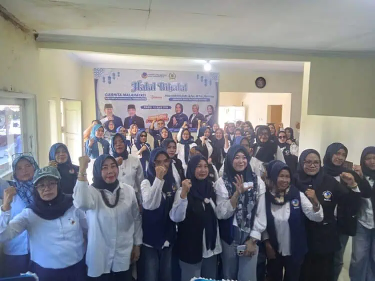 Jajaran pengurus dan anggota organisasi sayap Partai NasDem, Garnita Malahayati, berfoto bersama dengan Rika Kartika Sari dan Fajar Setiawan, Rabu (15/4/2026). (MARDIANA/SATELITNEWS.COM)