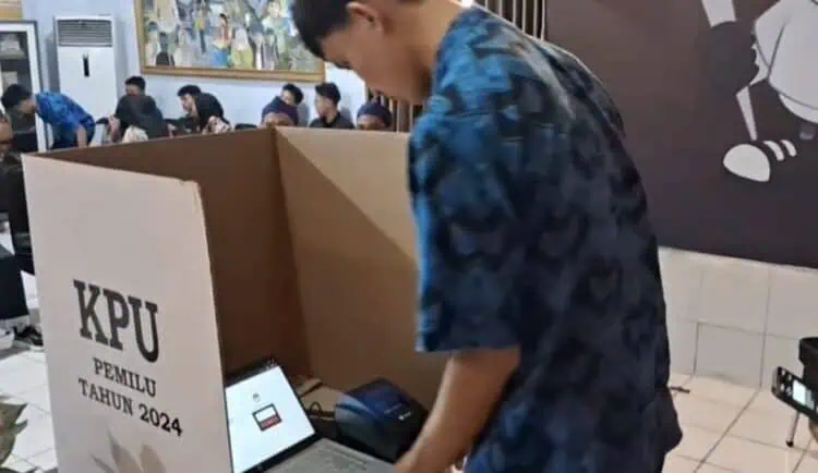 KPU Lebak Sosialisasikan e-Voting, Pemilih Pemula Antusias Ikuti Simulasi