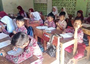 Puluhan Pelajar SDN Karyabuana 02 Pandeglang Belajar di Musola dan Kelas Darurat