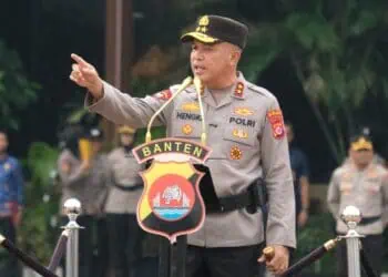 MEMIMPIN APEL : Kapolda Banten Irjenpol Hengki memimpin apel peringatan HKN di Mapolda Banten. (ISTIMEWA)