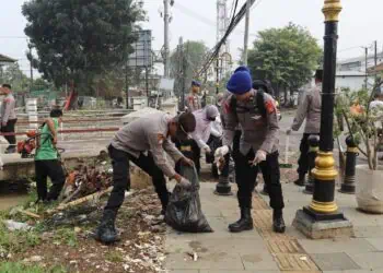 Personel Ditbinmas Polda Banten Bersih-Bersih Lingkungan