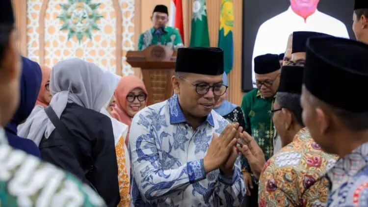 MENGHADIRI ACARA : Gubernur Andra Soni menghadiri acara silaturahmi dengan PW Muhamadiyah. (ISTIMEWA)