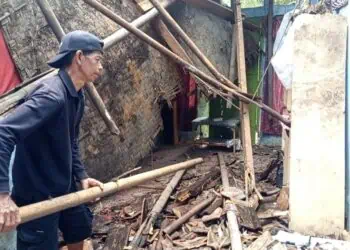 Rumah warga di Kampung Batu Lawang, Kelurahan Kalanganyar, Kecamatan Pandeglang, Kabupaten Pandeglang, roboh diterjang cuaca ekstrem, beberapa waktu lalu. (ISTIMEWA)