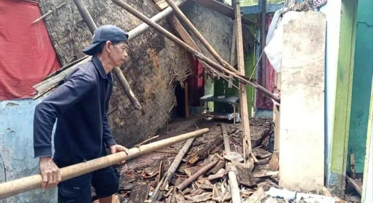 Rumahnya Roboh Diterjang Angin Kencang, Seorang Warga Pandeglang Ngungsi Sementara