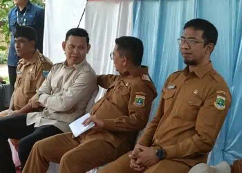MENDENGARKAN MASUKAN : Gubernur Banten Andra Soni mendengarkan masukan dari masyarakat Ciandur, Kecamatan Saketi, Kabupaten Pandeglang. (ADIB FAHRI/SATELITNEWS.COM)