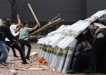SIMULASI : Personel Polda Banten melakukan simulasi pengamanan demo buruh. (ISTIMEWA)