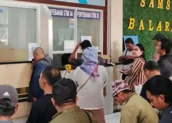 ANTRE - Sejumlah masyarakat antre di Samsat Balaraja untuk mengurus pajak kendaraan.(DOKUMEN/SATELITNEWS.COM)