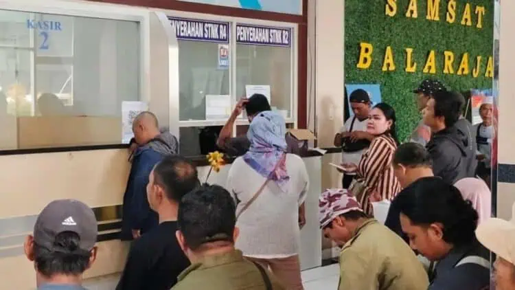ANTRE - Sejumlah masyarakat antre di Samsat Balaraja untuk mengurus pajak kendaraan.(DOKUMEN/SATELITNEWS.COM)