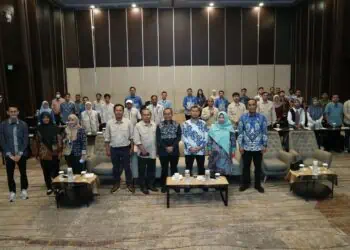 Sejumlah masyarakat, foto bersama usai menggelar pelatihan dan sertifikasi kompetensi pekerja kontruksi, belum lama ini. (ISTIMEWA)