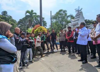 BERUNJUKRASA - Sejumlah driver ojek online (Ojol) di Kabupaten Serang, berunjuk rasa di depan Pendopo Bupati Serang, Rabu (22/4/2026). Mereka menyampaikan 8 tuntutan, terhadap Pemerintah Kabupaten Serang. (ISTIMEWA)