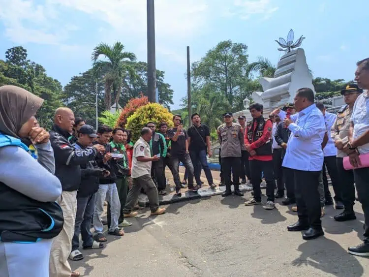BERUNJUKRASA - Sejumlah driver ojek online (Ojol) di Kabupaten Serang, berunjuk rasa di depan Pendopo Bupati Serang, Rabu (22/4/2026). Mereka menyampaikan 8 tuntutan, terhadap Pemerintah Kabupaten Serang. (ISTIMEWA)