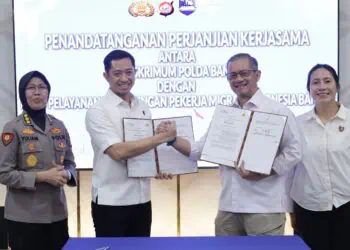BERITA ACARA : Direskrimum Polda Banten Kombespol Dian Setyawan (dua dari kiri) dan Ketua BP3MI Banten Kombespol Budi Novijanto (dua dari kanan), menunjukkan berita acara kerja sama perlindungan PMI dan TPPO. (ISTIMEWA)