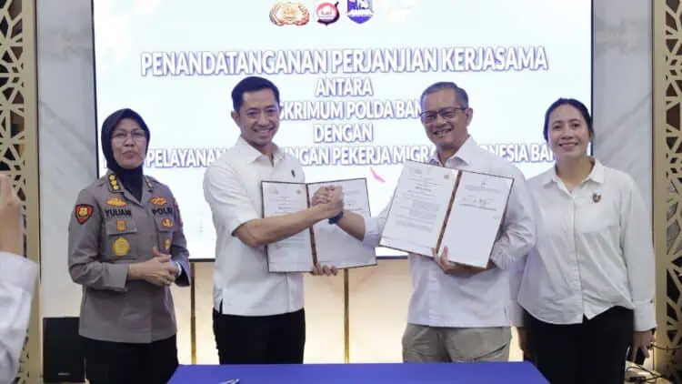 BERITA ACARA : Direskrimum Polda Banten Kombespol Dian Setyawan (dua dari kiri) dan Ketua BP3MI Banten Kombespol Budi Novijanto (dua dari kanan), menunjukkan berita acara kerja sama perlindungan PMI dan TPPO. (ISTIMEWA)