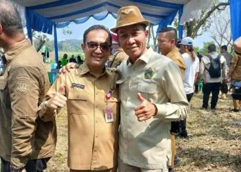 MEMGHADIRI GERTAM : Kepala Disperindag Banten Iwan Hermawan (kiri), menghadiri acara gertam di wilayah Kabupaten Serang, beberapa waktu lalu. (ISTIMEWA)