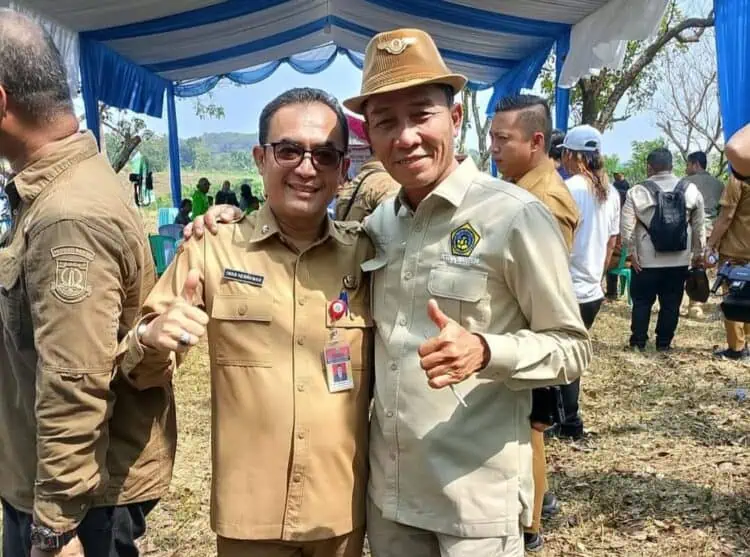 MEMGHADIRI GERTAM : Kepala Disperindag Banten Iwan Hermawan (kiri), menghadiri acara gertam di wilayah Kabupaten Serang, beberapa waktu lalu. (ISTIMEWA)