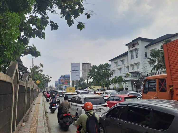 Warga Suarakan Kelelahan Melawan Kemacetan di Pertigaan Islamic-Lippo