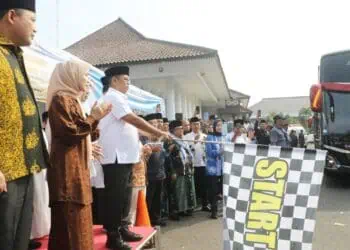 PELEPASAN JAMAAH CALON HAJI - Sebanyak 392 Jemaah Calon Haji (Calhaj), kloter 3 asal Kabupaten Serang Tahun 1447 Hijriyah/2026 Masehi, dilepas oleh Gubernur Banten Andra Soni dan Bupati Serang Ratu Rachmatuzakiyah, di halaman Pendopo Bupati, Kamis (23/4/2026). (SIDIK/SATELITNEWS.COM)