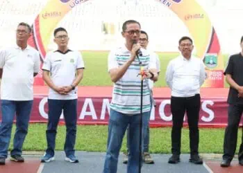 MENYAMPAIKAN ARAHAN : Kepala Dispora Banten Ahmad Syaukani, menyampaikan arahan di acara Piala Gubernur, beberapa waktu lalu. (DOKUMEN/SATELITNEWS.COM)