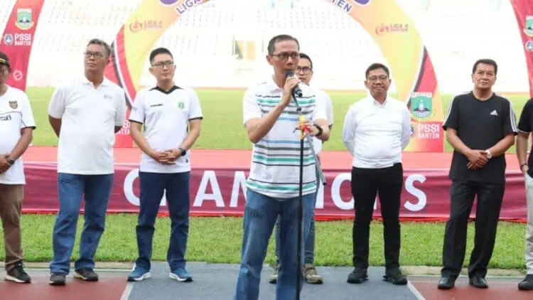 MENYAMPAIKAN ARAHAN : Kepala Dispora Banten Ahmad Syaukani, menyampaikan arahan di acara Piala Gubernur, beberapa waktu lalu. (DOKUMEN/SATELITNEWS.COM)