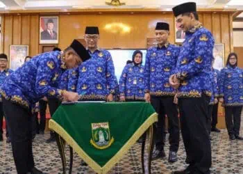 MENANDATANGANI BERITA ACARA : Gubernur Banten Andra Soni (kiri), menandatangani berita acara kepengurusan KORPRI Banten periode 2025-2030, Kamis (23/4/2026). (ADIB FAHRI/SATELITNEWS.COM)