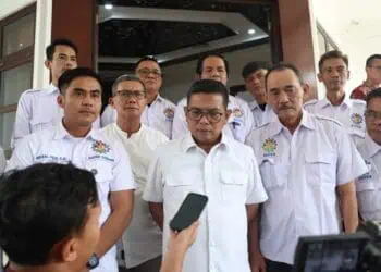 MEMBERIKAN KETERANGAN : Gubernur Banten Andra Soni bersama pengurus ASPSB menyampaikan keterangan didepan kantor Gubernur Banten. (ISTIMEWA)