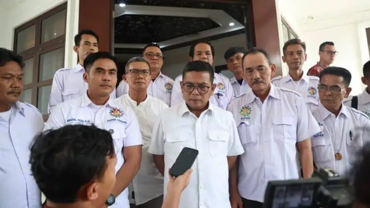 MEMBERIKAN KETERANGAN : Gubernur Banten Andra Soni bersama pengurus ASPSB menyampaikan keterangan didepan kantor Gubernur Banten. (ISTIMEWA)