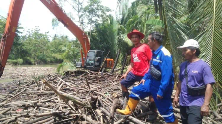 DPUPR Banten Turunkan Alat Berat, Tangani Sampah Kayu di Sungai Ciseukeut Pandeglang