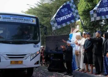 MELEPAS WISATAWAN : Gubernur Banten Andra Soni, melepas wisatawan yang akan pergi ke Baduy menggunakan bus Damri. (ISTIMEWA)