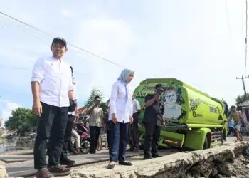 Bupati Serang Ratu Rahmatuzakiyah, tinjau Jembatan Peng di Desa Lontar, Kecamatan Tirtayasa, Kabupaten Serang, yang kondisinya rusak. (ISTIMEWA)