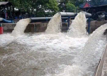 POMPA AIR : Pompa air di Sungai Cirarab beroperasi dan mengalirkan air seriap harinya.(DOKUMEN/SATELITNEWS.COM)